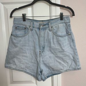 Levi’s Womens High Loose shorts, size 28